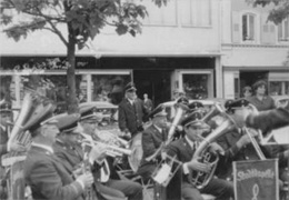 Standkonzert der Stadtkapelle in den 60er Jahren auf dem Landauer Marktplatz