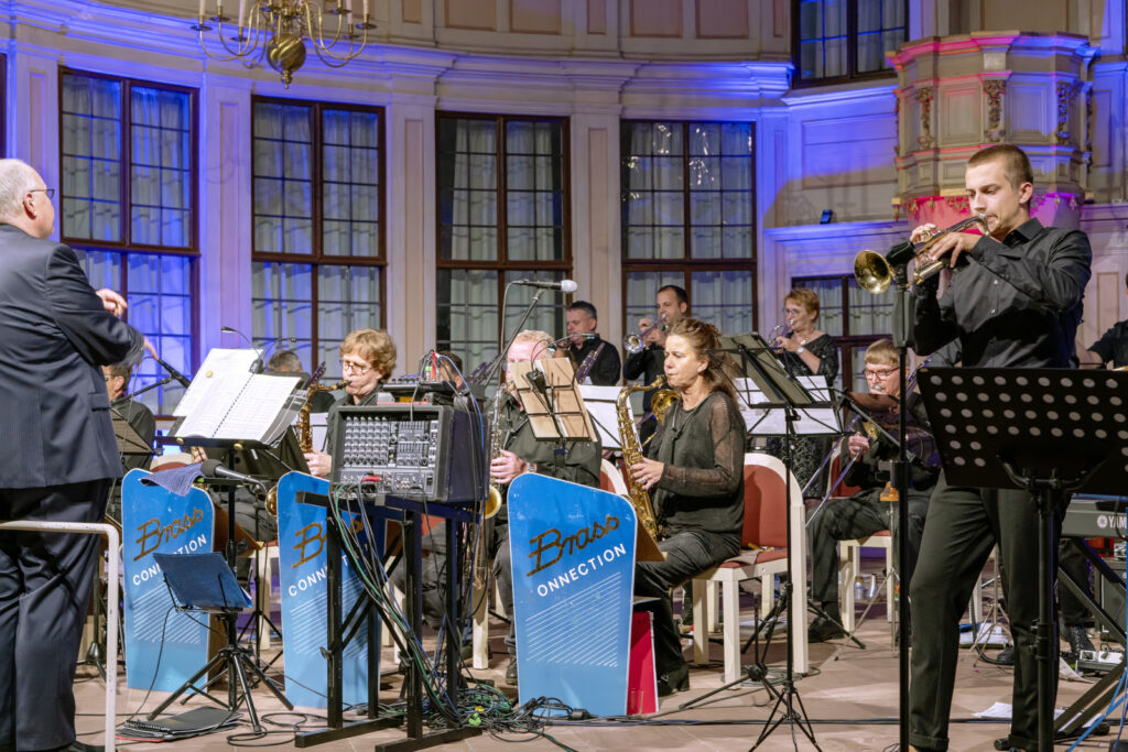 Die Bigband live in der Schlosskirche in Bad Homburg v. d. Höhe am 6. August 2023. Bilder: Josef-Stefan Kindler.