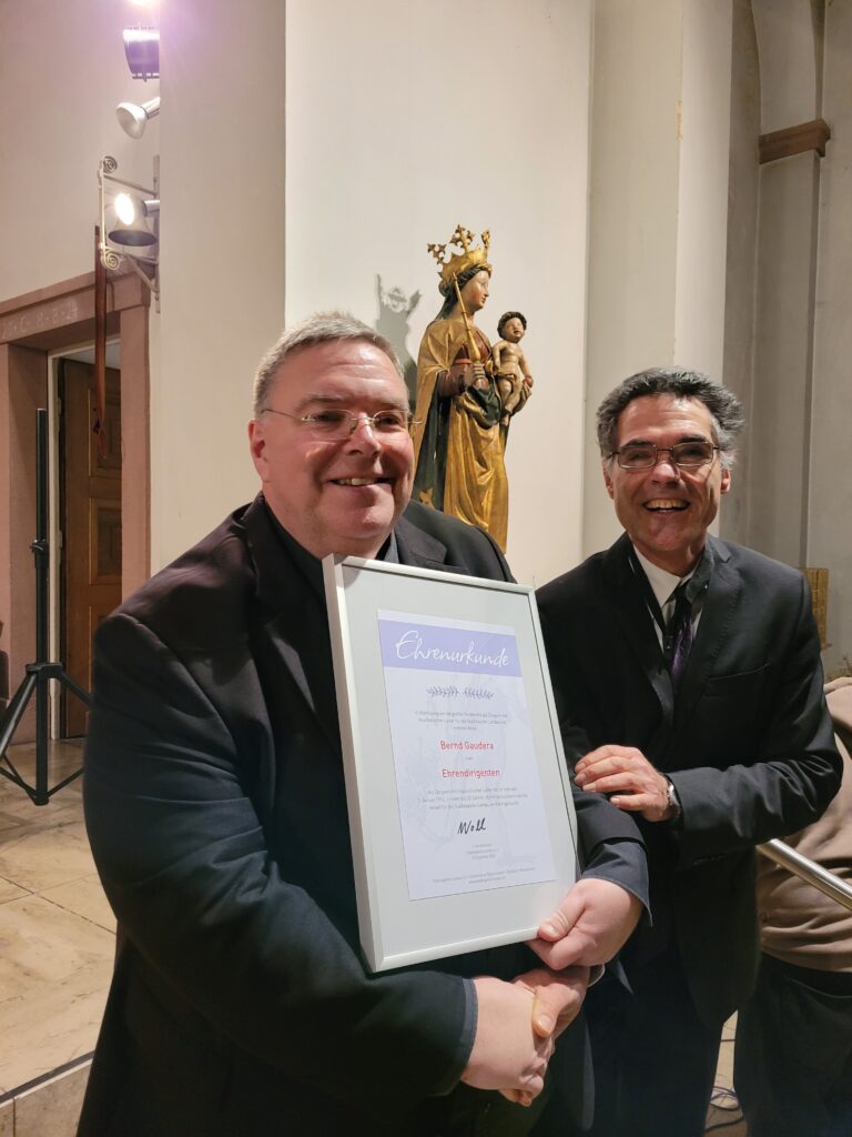 Bernd Gaudera mit der Ehrenurkunde