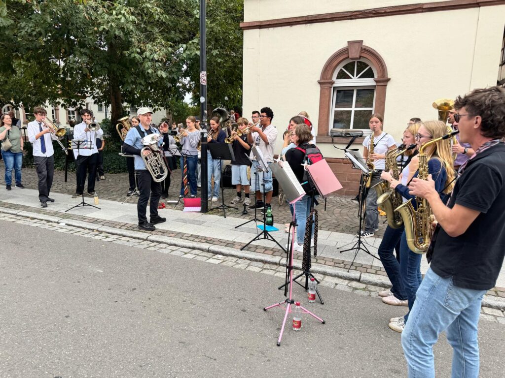 Vorne die Saxophone der United Concert Band, dahinter das übrige Orchester.