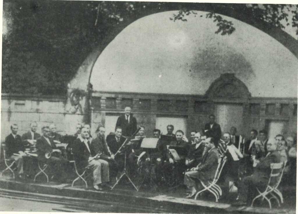Der Landauer Orchesterverein 1950 mit seinem Dirigenten Hans Streily (stehend)