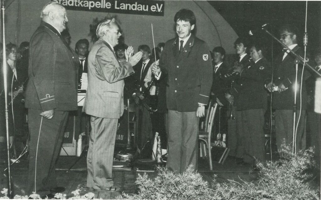 Taktstockübergabe von Jakob Winstel an Alfred Helmut Schnerch im August 1985