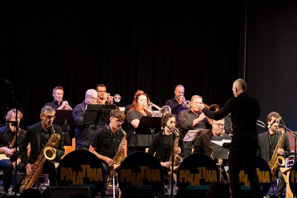 Das Palatina Benefiz Orchester mit seinem Dirigenten.