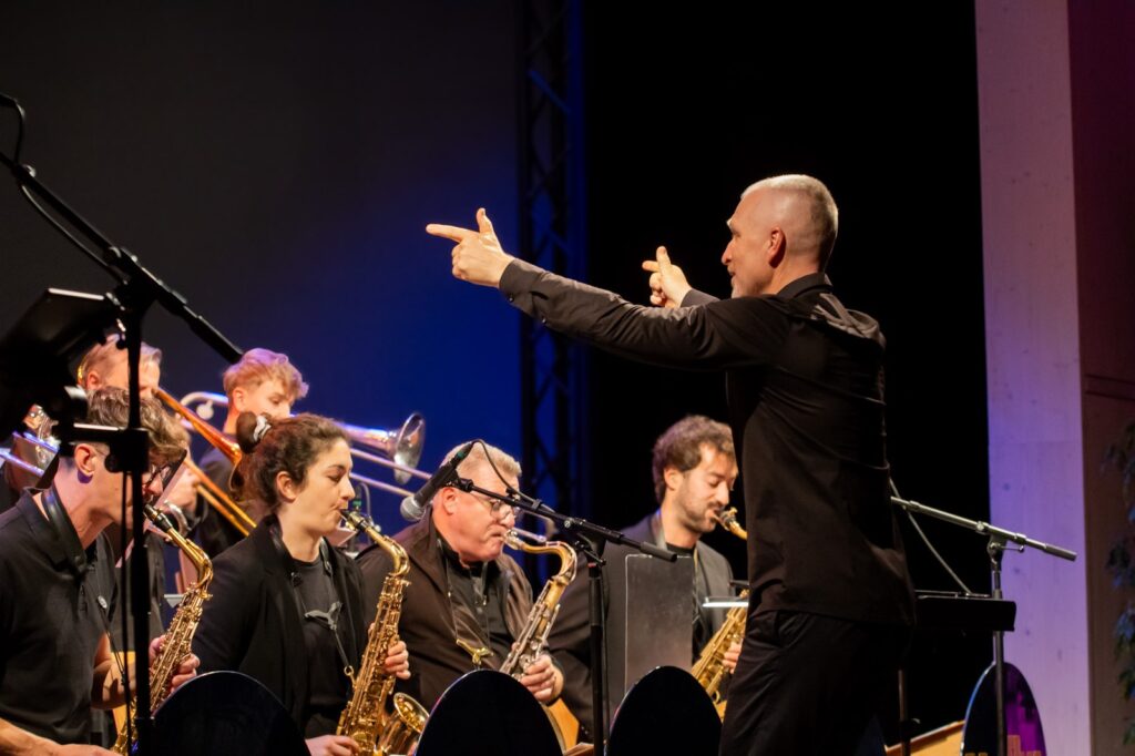 Die Saxophone des Palatina Benefiz Orchesters, der Dirigent gibt den Einsatz.